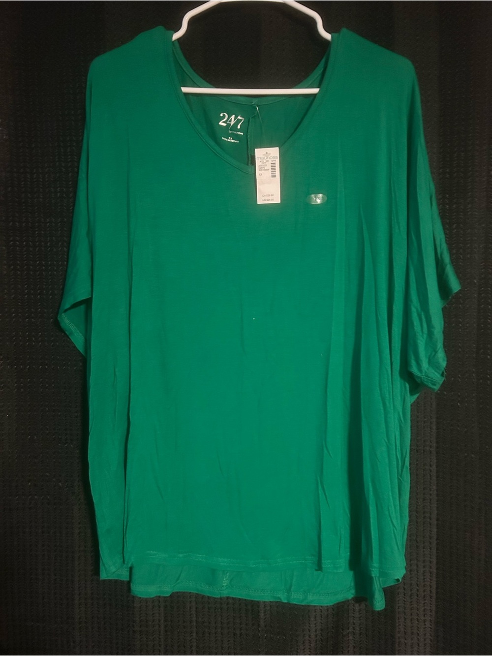 24/7 by Maurices Green V-Neck Women’s Top